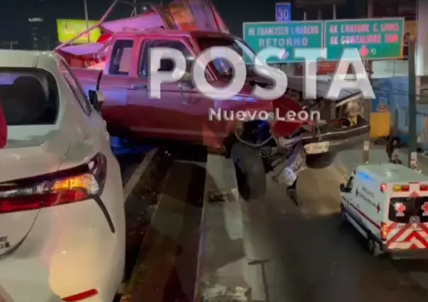 Queda camioneta colgando en puente de Gonzalitos tras choque