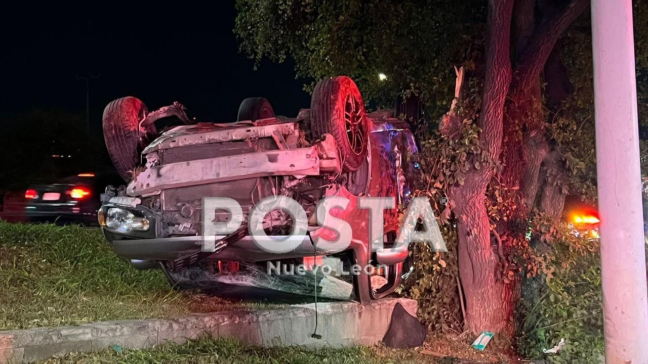 El percance vial se dio en la avenida Eugenio Garza Sada a la altura de Salto del agua, en la colonia Cortijo del Río. Foto: Raymundo Elizalde.