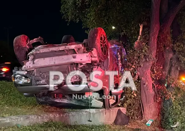 Abandona conductor auto tras volcar en avenida Eugenio Garza Sada