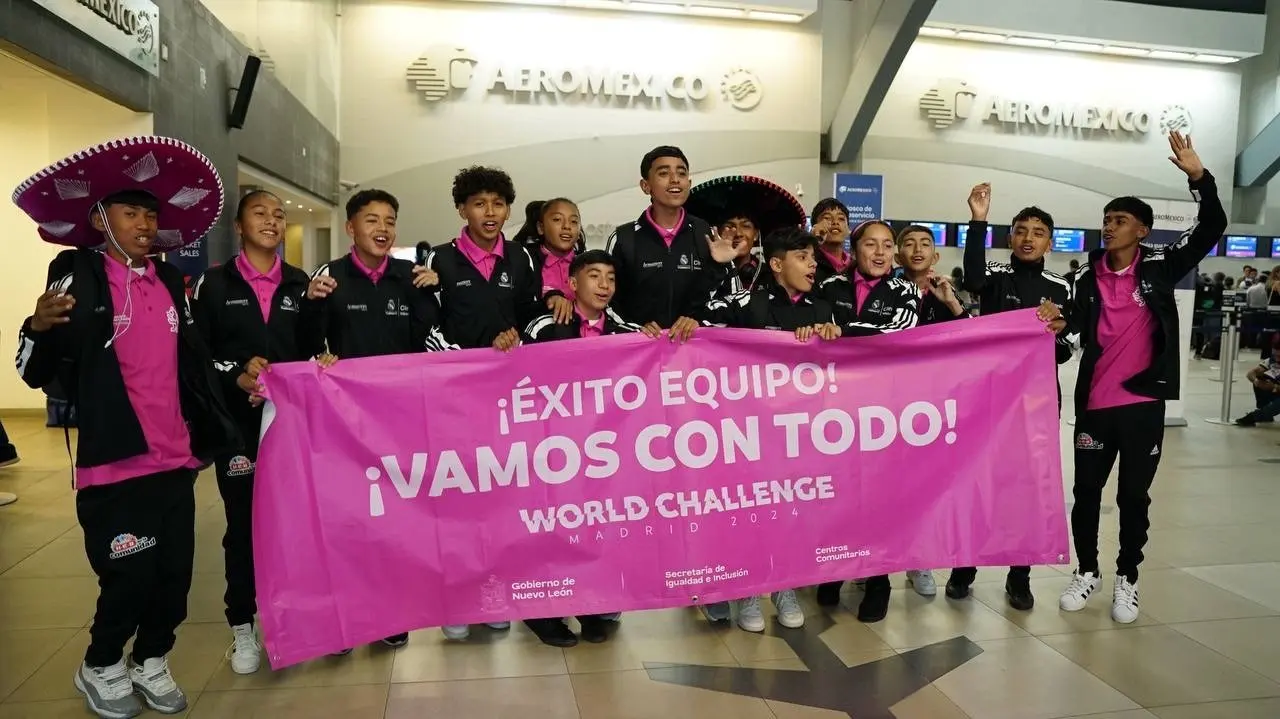 El equipo de 14 adolescentes fue despedido por familiares, amigos y autoridades estatales en el Aeropuerto Internacional Mariano Escobedo. Foto: Gobierno del Estado