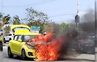 Incendio en Avenida Yucatán: Suzuki Swift devorado por llamas