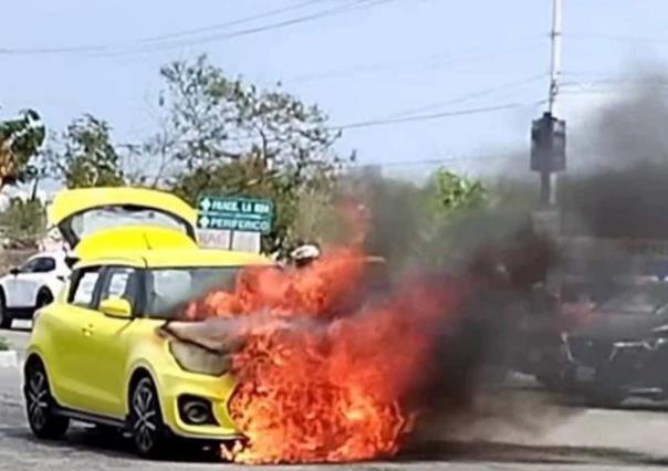 Incendio en Avenida Yucatán: Suzuki Swift devorado por llamas