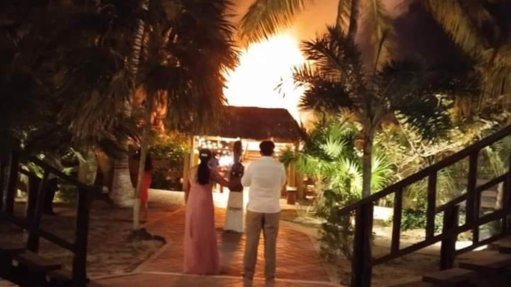 Se incendia palapa durante una boda en un hotel de Telchac Puerto