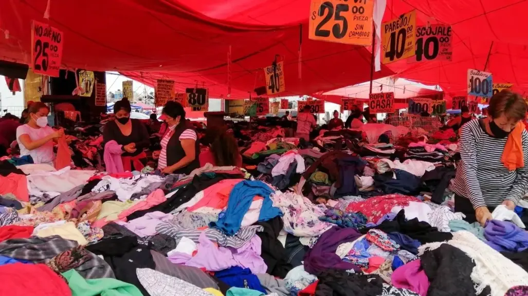 Arma los mejores outfits con ropa de paca en estos tianguis de la CDMX