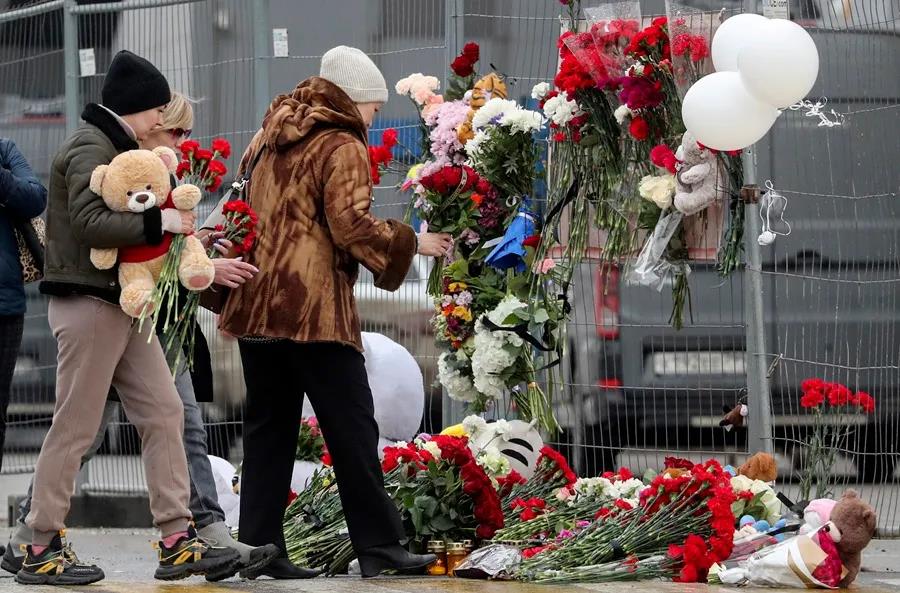 Las inmediaciones de la sala de conciertos Crocus City Hall se llenaron de flores, velas y juguetes en honor a las víctimas. Foto: EFE