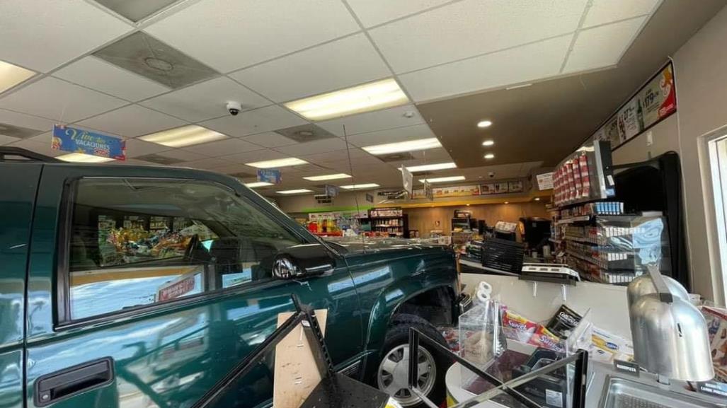 Abuelito se mete con todo y camioneta al Oxxo