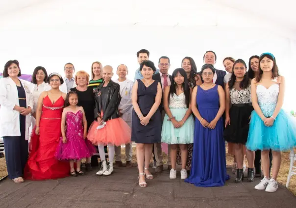 Cumplen sueño, festejan sus XV años con todo y vals en el hospital