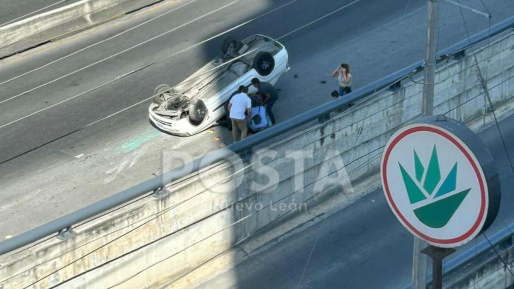 Volcadura de automóvil causa gran susto a familia; no hay personas lesionadas