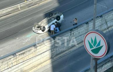 Volcadura de automóvil causa gran susto a familia; no hay personas lesionadas