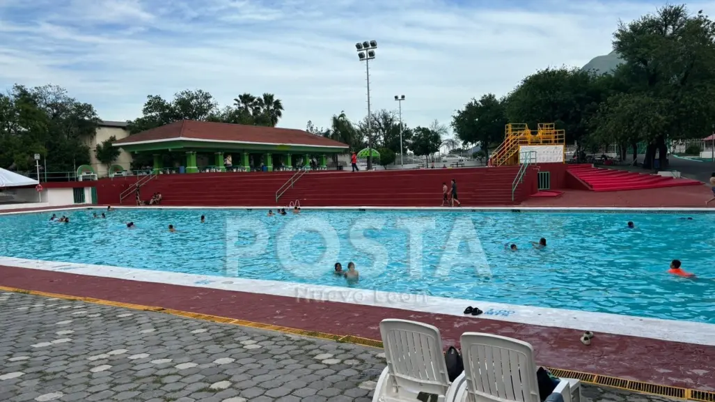 Disfrutan regios fin de semana en albercas de Parque España