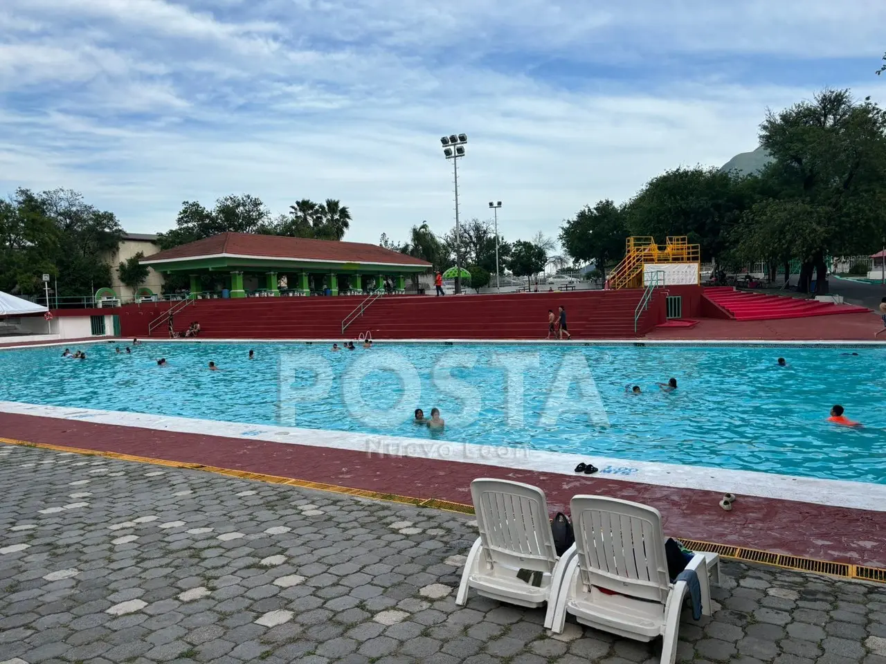 Pasan regios de tarde agradable en las albercas del Parque España. Foto: Diego Beltrán