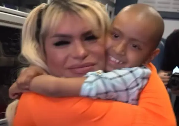 Wendy Guevara madrina de una pequeña con leucemia (VIDEO)