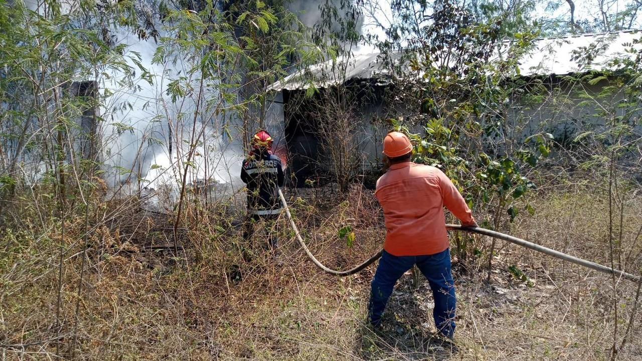 Bomberos y Protección Civil lograron sofocar las llamas Fotos: Redes Sociales