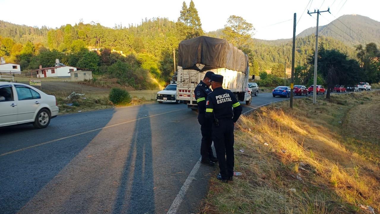 El filtro de revisión contra la tala clandestina en Ocuilan se dio después de que los habitantes bloquearon la carretera. Foto: SSEM