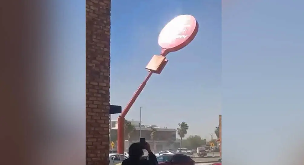 El letrero no soportó las fuertes rachas de viento. (Fotografía: Facebook de Daniik Cast)