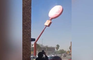 VIDEO: Fuertes vientos derriban letrero de tienda Al Super en Torreón