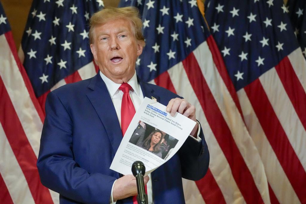 El expresidente estadounidense Donald Trump sujeta un artículo sobre la fiscal general del estado de Nueva York, Letitia James, en conferencia de prensa en Nueva York el 11 de enero de 2024.. (Foto AP/Mary Altaffer)