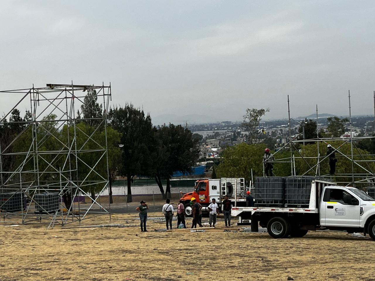 Construyen el escenario para la crucifixión del Cristo de Iztapalapa.      Foto: Iván Macías