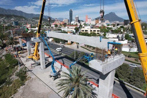 Los trabes se construyen en la planta de prefabricados en el municipio de Marín, donde se producen vigas rectas y otros elementos constructivos para el proyecto de las Líneas 4, 5 y 6 del Metro. Foto: Cortesía.