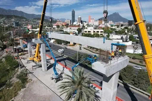 Supervisa Samuel García trabajos en la línea 4 del Metro