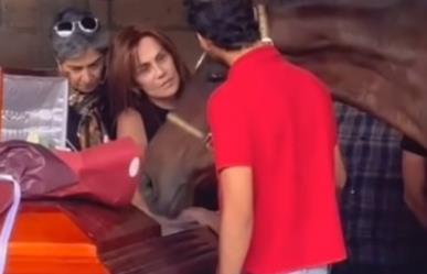 Revelan video de los caballos de Elena Larrea llorando en funeral