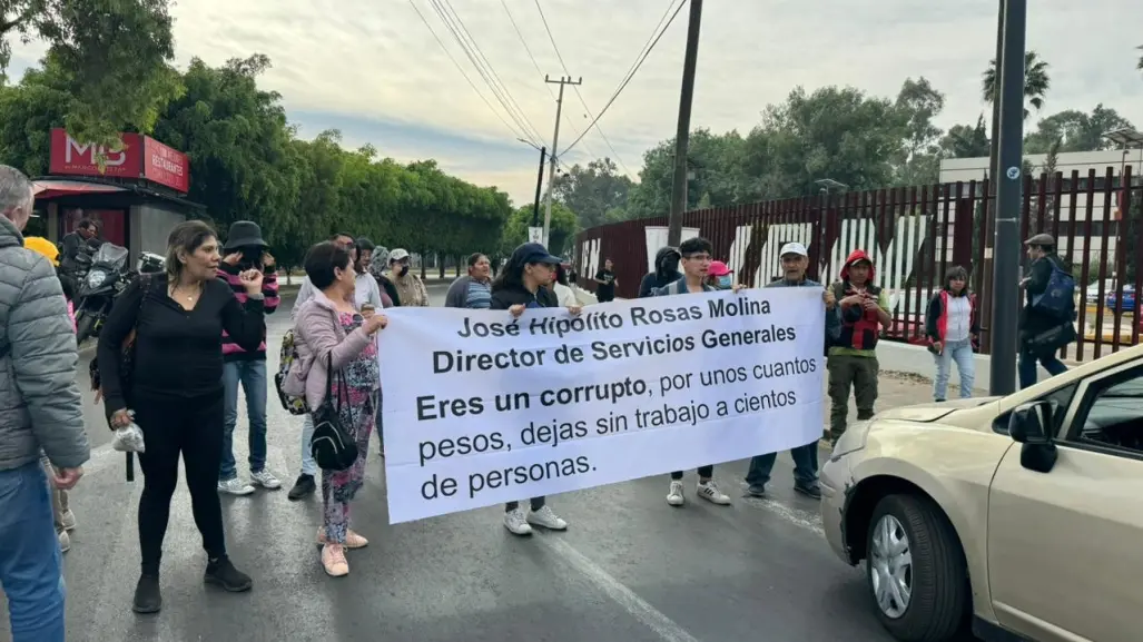 Trabajadores del IPN bloquean calles por despidos injustificados