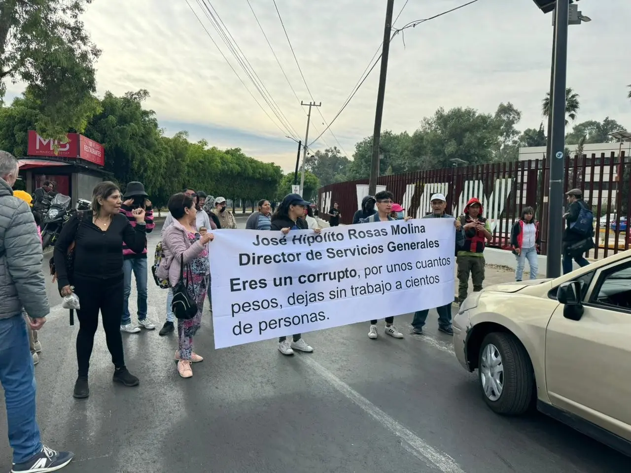 Trabajadores del IPN bloquean calles por despidos injustificados. Foto: Ramón Ramírez