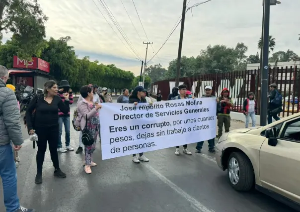 Trabajadores del IPN bloquean calles por despidos injustificados