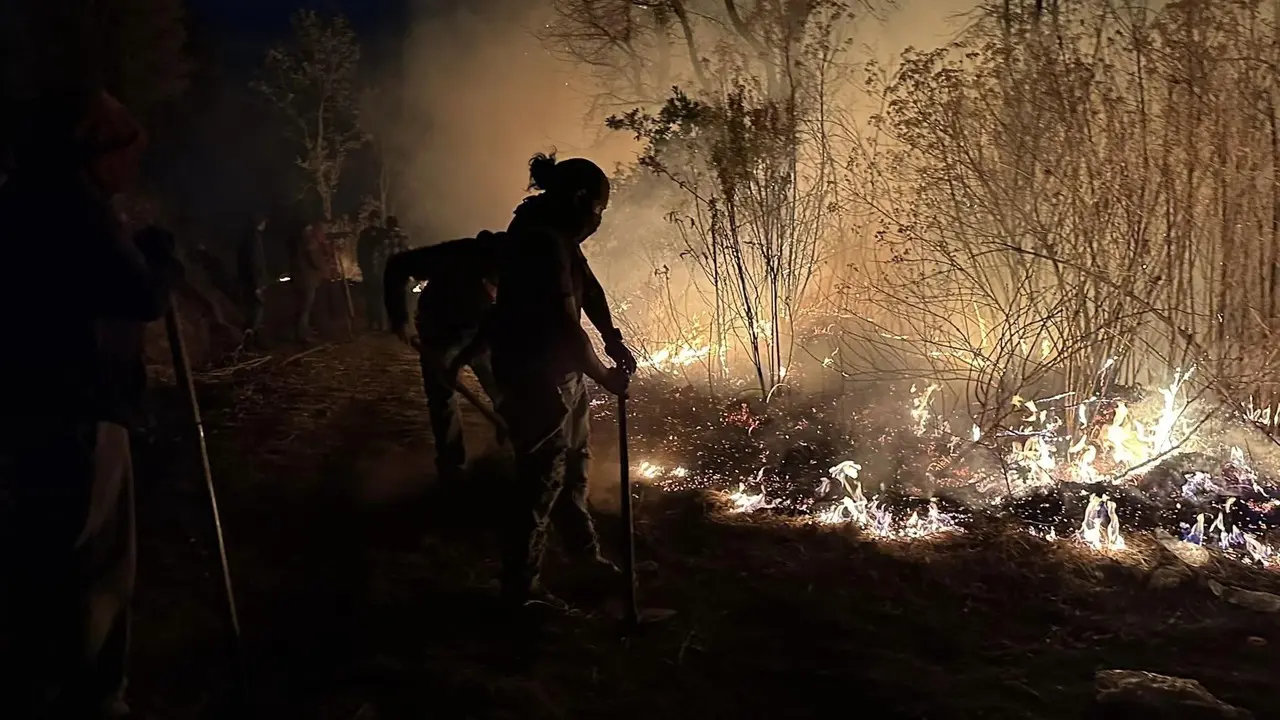 En Coatepec Harinas los pobladores temen porque el fuego llegue a sus viviendas. Foto: Periódico Sur Viral