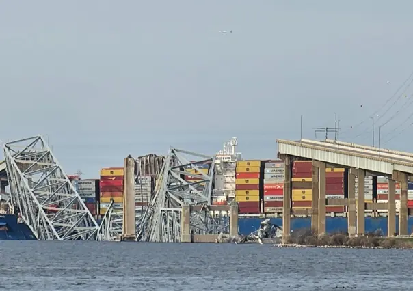 Barco de carga choca contra puente en Baltimore y lo hace colapsar