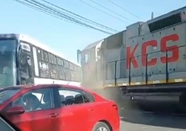 Se salvan pasajeros de transporte urbano en Santa Catarina de trenazo (VIDEO)