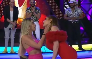 ¡Se besan en vivo! Dos mujeres del elenco de Ernesto Chavana  (VIDEO)