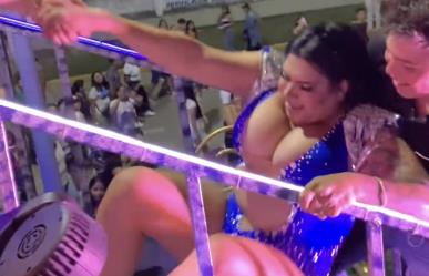 Se cae Kimberly la más preciosa durante carnaval en Veracruz