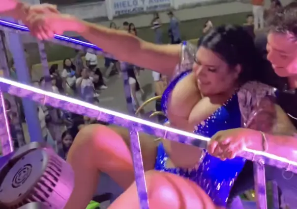 Se cae Kimberly la más preciosa durante carnaval en Veracruz