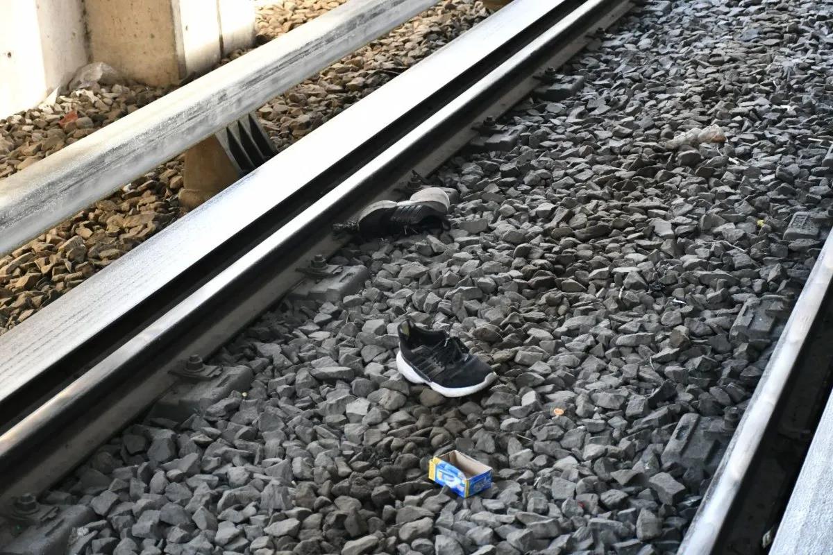 Evita retrasos en el Metro, cuida que no se te caigan objetos a las vías.     Foto: Especial