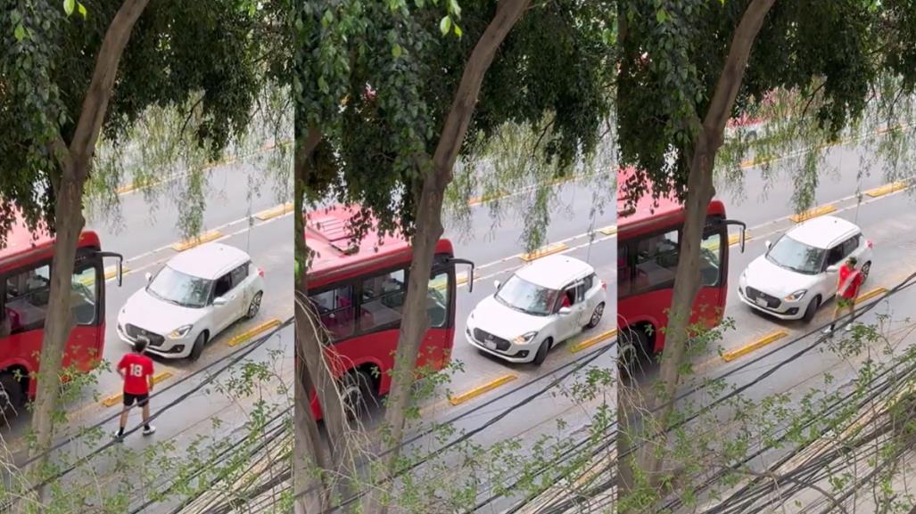 Automovilista invade carril de Metrobús y todavía se enoja