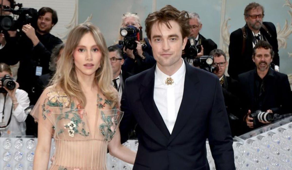 Suki Waterhouse y Robert Pattinson fueron captados con una carriola mientras paseaban en un parque de Los Ángeles. Foto. Especial