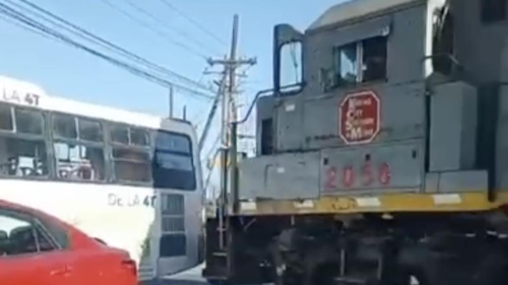 Tren arrastra a camión urbano en Santa Catarina, Nuevo León; hay 8 heridos