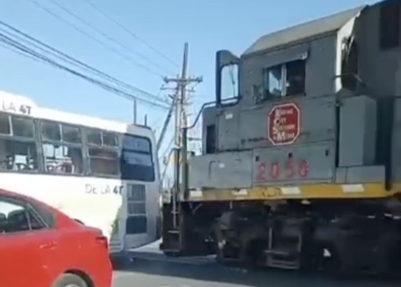 Tren arrastra a camión urbano en Santa Catarina, Nuevo León. Foto: Especial