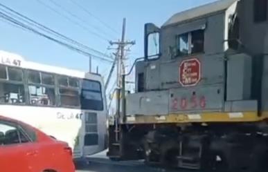 Tren arrastra a camión urbano en Santa Catarina, Nuevo León; hay 8 heridos