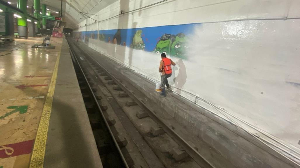 Repintan mural en estación Cuauhtémoc; Metrorrey trolea a los usuarios