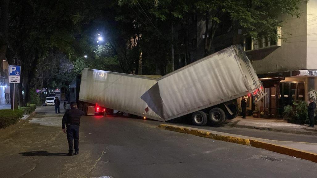 Contenedor de tráiler se parte en dos en las calles de Polanco