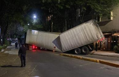 Contenedor de tráiler se parte en dos en las calles de Polanco