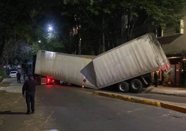 Contenedor de tráiler se parte en dos en las calles de Polanco