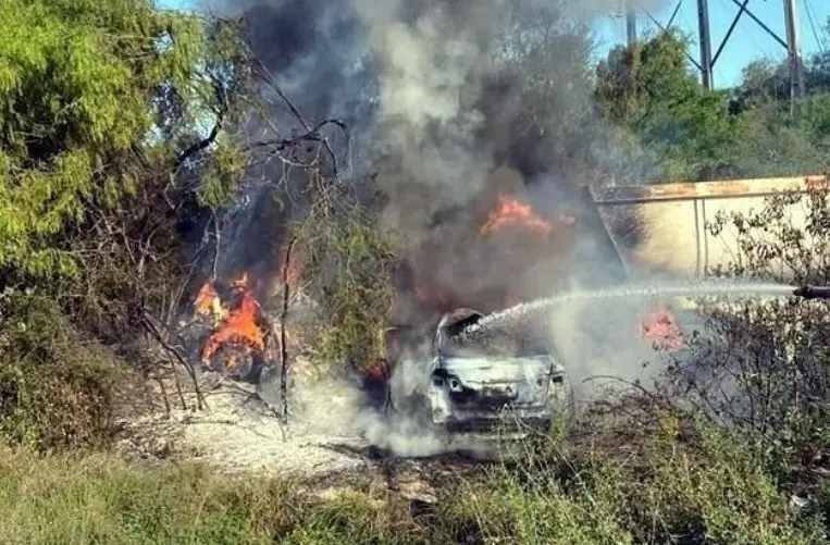 Los rescatistas y bomberos sofocaron el fuego, pero desafortunadamente encontraron a una persona sin vida dentro del auto. Foto: Cortesía.