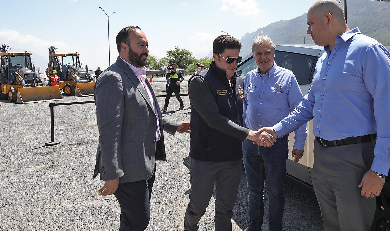 Samuel García, gobernador de Nuevo León supervisa proyecto de desarrollo para Tesla en Santa Catarina. Foto: Gobierno de Nuevo León