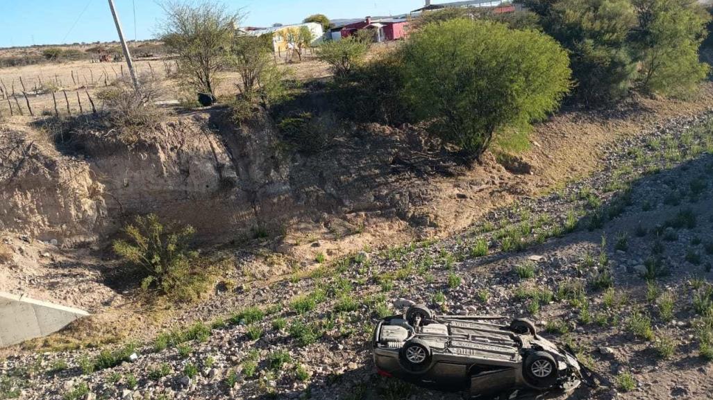 Sufre familia fuerte accidente: caen en su coche a desnivel de 7 metros