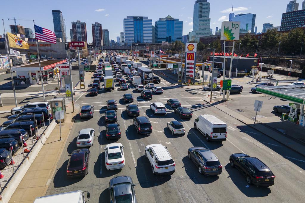 Vista de carros antes de entrar al Túnel Holland hacia la ciudad de Nueva York, en Jersey City, Nueva Jersey, el 8 de marzo de 2023. (Foto AP /Ted Shaffrey)