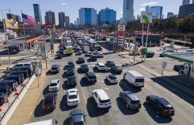 Nueva York será la primera ciudad en EU en cobrar peaje de 15 dólares por auto