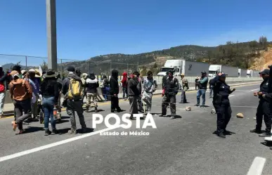 Bloquean la Toluca-Naucalpan, exigen ayuda para sofocar incendios forestales